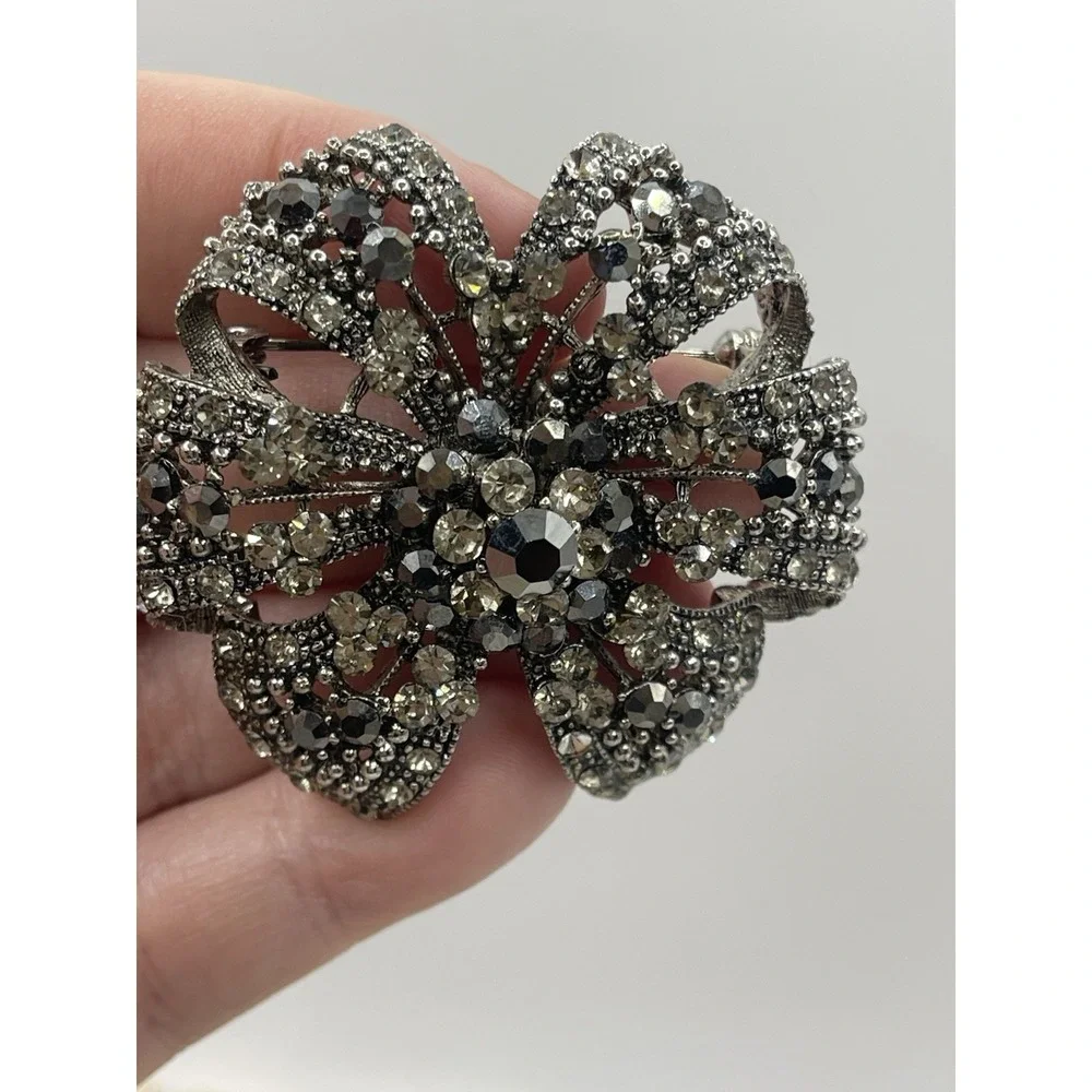 Rhinestone Brooch Silver Gray Sparkle Stunning‎ Flower